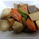 江島屋水産 - 筑前煮。黒い小さな塊がマグロ