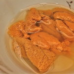 北新地 隼人 - うに　海水に浸かってます