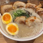 油山とんこつ研究所 くまちゃんラーメン - くまちゃんラーメン、炙りチャーシュー煮玉子トッピング