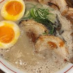 油山とんこつ研究所 くまちゃんラーメン - くまちゃんラーメン、炙りチャーシュー煮玉子トッピング