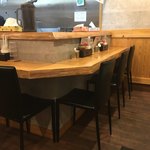 油山とんこつ研究所 くまちゃんラーメン - テーブルカウンター席