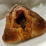 Pane Ho Maretta - 赤ワイン仕立てのビーフシチューのフランスパン ¥230+税