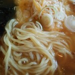 くるまやラーメン - 中華味ラーメンは細麺を標準使用し、スープは醤油ラーメンのスープよりも薄口&甘口でマイルドな口当たりです。