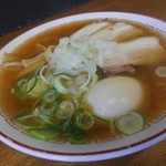 喜多方食堂 - しょうゆ味玉ラーメン（鶏油入り） 750円（税込）