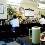 喜多方ラーメン 坂内 - テーブルサイドからカウンターサイドを望む。