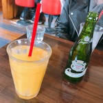カフェ マチルダ - 全品に付いてくるドリンク(左)オレンジジュース(右)ジンジャエール