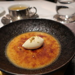 グランド ダイア - クリームブリュレの上にバニラアイス