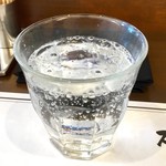 ステーキのＢ - お冷やは炭酸水を採用している。