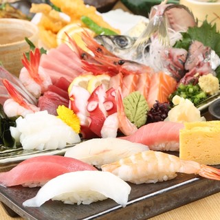 正宗的寿司，采用新鲜的食材和各种其他特色食品。