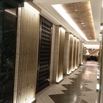 嘉門 - 入口～席まで、お手洗いもあります