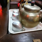 醤油屋本店 - お冷やはヤカンに