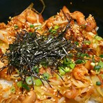 Shimotsukeno Toridokoro Tamuraya Honten - 食べやすい大きさにカットされたピリ辛の鶏肉でご飯が隠れそう♪