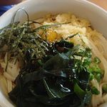 Bukkake Udon Atsuta Ya Honten - ぶっかけうどん（冷たい）のわかめのトッピング・・・500円