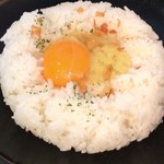 Fujiyama Purin - まずは、ライスに凹みを作って、生卵をトッピング。