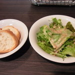 トリコローリ - セットのサラダとパン