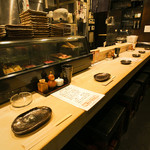 伊勢ろく - こぢんまりとしたカウンター席は親しい人と飲むのに良い雰囲気