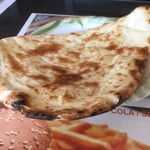 ユーカン - おかわりナン。合成写真ぽくなってしまってますが、そうではありません。