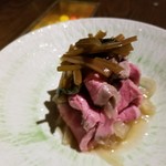 和彩dining 花 - ローストビーフ
            山葵の葉の醤油漬けや玉葱のマリネとよく合う♪