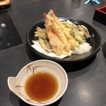 沼津魚がし鮨 流れ鮨 - 天ぷら盛り合わせ
            まあまあボリュームかあり美味しかった