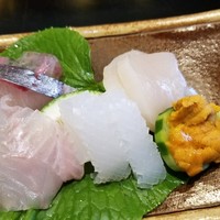 味あら井 - (04)縞鯵(大分県産)
                (05)障泥烏賊(大分県産・1日寝かせ)
                (06)タイラギ貝(大分県中津産)
                (07)あこう(大分県中津産)
                (08)紫雲丹(福岡県岡崎産)
                (09)桜の花弁の煮凝り
