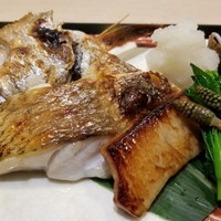 味あら井 - (17)のどぐろ(長崎県対馬産)の塩焼き
                
                (18)平政と鰤のハイブリッド(宮崎県日向灘産・60kg) の西京焼き
                
                (19)バイ貝(大分県中津産)、菜の花、つくし