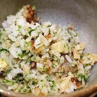 味あら井 - (35)じゃこ、あおさ、筍、牛蒡の炊き込みご飯
                  もう、ギブアップ寸前ですが、お焦げがめちゃくちゃ美味しそうなので1膳だけ食べてしまいました。(笑)