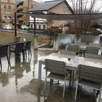 ゆふいん山椒郎 - 外のテラス席。