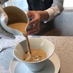 AMOUR - オマールのビスクが注がれています