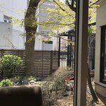 AMOUR - ウェイティングスペースから外を見る