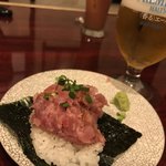 鉄板で仕上げるネギトロ巻き　980円。