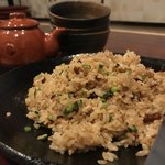 鉄板焼 燦燈 - ガーリックライス 特製スープ付　1,100円。