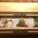神戸おかんや - 前菜三種：明石タコのカルパッチョ、マグロとアボガドのわさび醤油和え、ホタルイカ