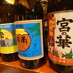 菜酒家FU-KU - すらり並んだ泡盛