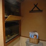 菜酒家FU-KU - トイレの中にて（左下の水槽に…）