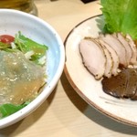 焼鳥 すずめ - お通しと燻製盛り合わせ