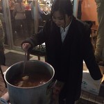 トロス スペイン グリルバル - 年末の恒例スープを寒い中スタッフがまぜまぜ