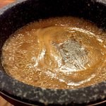 石焼濃厚つけ麺 風雲丸 - 石鍋で提供されるつけ汁