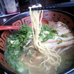 希望軒 - 細めの縮れ麺、硬めで出てきます。