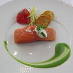 レストラン タテル ヨシノ 銀座 - 軽くスモークしたサーモンミーキュイ ステラマリス風