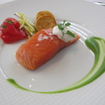 レストラン タテル ヨシノ 銀座 - 軽くスモークしたサーモンミーキュイ ステラマリス風