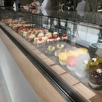 PATISSERIE ASAKO IWAYANAGI - ショーケース全景