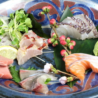 將時令魚類當作生魚片來享用。同桌享用海鲜和中餐！