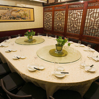 楕円形のテーブルを配置した完全個室は～18名様のご利用にどうぞ。
