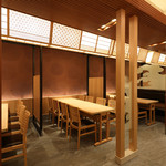 Tsukiji Sushikou - 可動型のテーブル席。団体ツアー様対応も可能です。