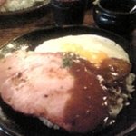 ヴィラ・アフガン - ベーコンと目玉焼きとカレールーのハーモニー