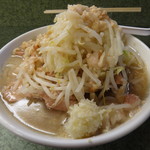 ラーメン二郎 - ぶた入り：野菜・あぶら固まり・ニンニク
