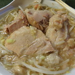 ラーメン二郎 - 野菜を食べるとおでまし