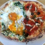 真鶴ピザ食堂KENNY - しらすと卵と青海苔 ＆ 赤のあじ のハーフ＆ハーフ（2018.3）