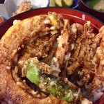 うなよし - 天丼@850円   いつも通り掛かる度に気になっていたうなぎ屋さん。彼女がうな重にしてたので私は天丼に。いやぁどちらも値段の割に美味しかったですよ！小鉢やらお新香にも丁寧な仕事を感じます！穴場ですね！