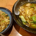 おぎ野 - 右焼きカレー焼ききしめんカレー掛け。
      左カレー炒飯カレー掛け。